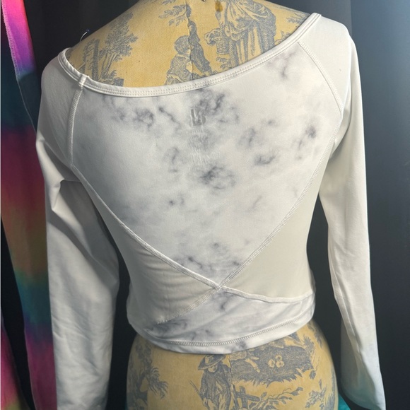 Buff bunny white marble crop top - Picture 3 of 5